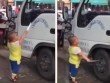 Cậu bé 5 tuổi "lầy" nhất hôm nay: Cầm dao dọa nữ tài xế đỗ xe tải trước sạp hàng của bà nội