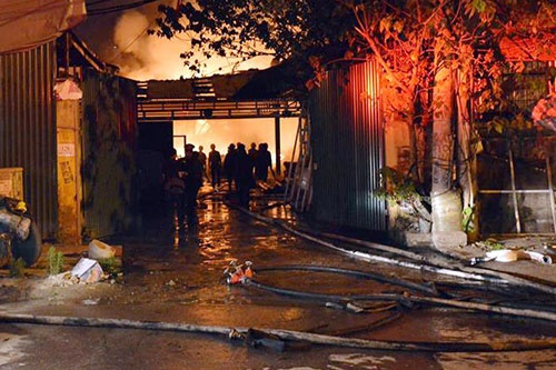 HN: Cháy dữ dội garage ô tô sát chùa Ngòi, người dân hoảng loạn