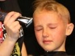 Giây phút xúc động của bé gái khi quyết định cắt trụi mái tóc 9 năm chưa một lần cắt vì người anh trai