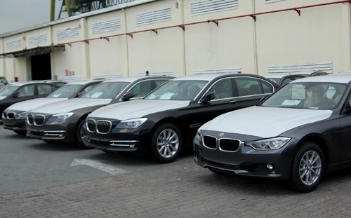 Hàng trăm xe BMW nằm chờ nửa năm tại cảng Việt Nam
