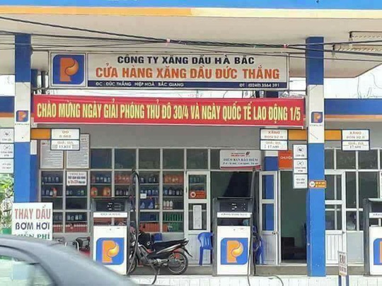 Xôn xao băng rôn ghi "Chào mừng Ngày giải phóng Thủ đô 30/4"