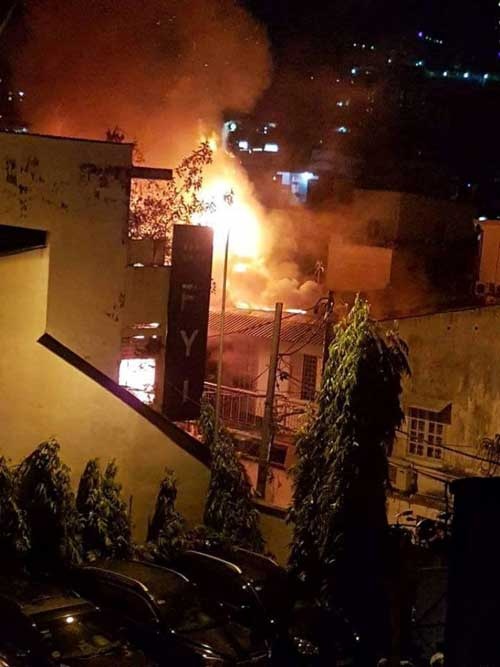 3 căn nhà ở trung tâm SG bị "bà hỏa" thiêu rụi trong đêm