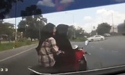 Hai phụ nữ đi xe máy bị hất văng khi cắt đầu ôtô