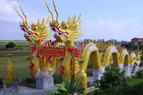 Cận cảnh phủ thờ không phép có đôi rồng khổng lồ ở Thái Bình