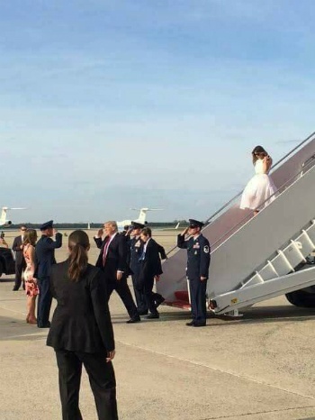 Chuyên gia nhận xét cách Trump "bỏ rơi" vợ khi xuống máy bay