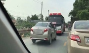 Ôtô lấn đường ngược chiều - nét xấu của tài xế Việt