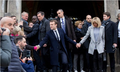 Chuyên gia nhận xét ngôn ngữ cơ thể của vợ chồng tổng thống đắc cử Pháp