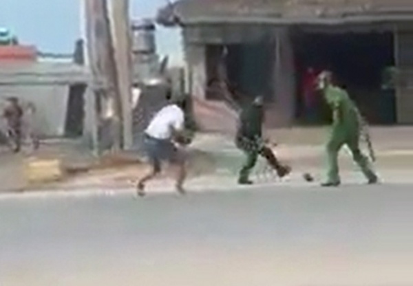 Xôn xao clip nhóm thanh niên tấn công hai cảnh sát ở Quảng Ninh