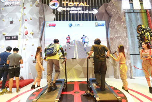 Total "chiêu dụ" dân chơi xe bằng công nghệ Kinect