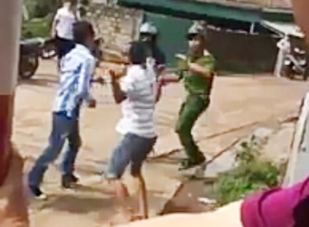 Hé lộ nguyên nhân 2 thanh niên đuổi đánh cảnh sát ở Quảng Ninh