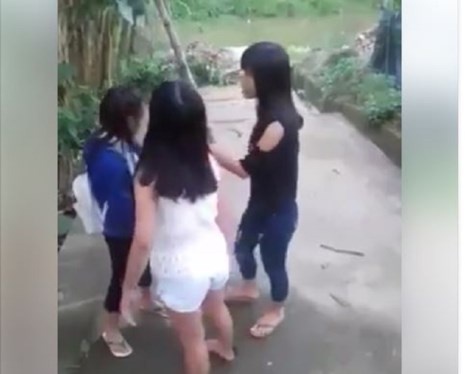 Xôn xao clip nữ sinh ở Huế đánh nhau