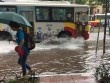 Mưa bất ngờ khiến nhiều đường phố Hà Nội ngập nước