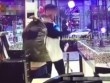 Con trai đánh mẹ dã man ngay tại cửa hàng kính vì lý do không thể chấp nhận nổi