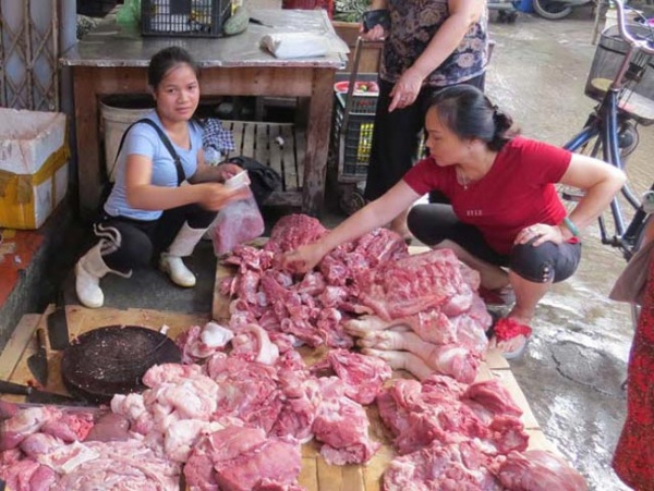 Chủ sạp thịt lợn xin giảm tội cho 2 phụ nữ hắt dầu luyn