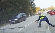 Cảnh sát tung bẫy đinh chặn xe như phim hành động