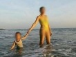 Truy tìm sự thật phía sau bức ảnh người phụ nữ mặc bikini gây sốc trên bãi biển