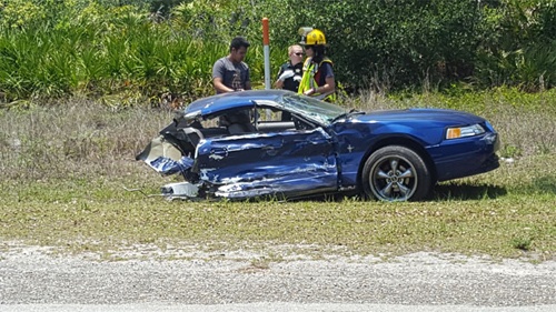 Ford Mustang gãy đôi sau tai nạn