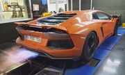 Lamborghini Aventador thốc ga kịch sàn