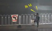Người đàn ông mắc kẹt khi cố chui qua barrier giữa đường