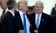 Dáng "con công" của ông Trump khi vượt lên trước Thủ tướng Montenegro