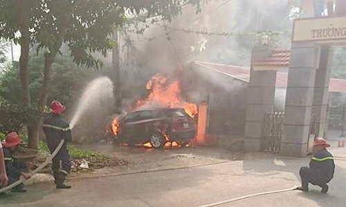 Ôtô Mazda CX-5 bốc cháy trơ khung vì đỗ trên đống rác vừa đốt