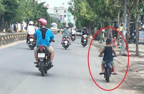 Cậu bé 5 tuổi phóng môtô mini trên phố Sài Gòn