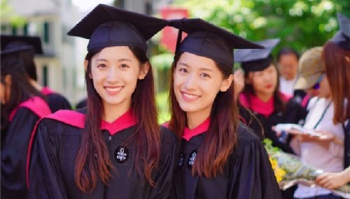 Xôn xao cặp chị em song sinh xinh đẹp tốt nghiệp ĐH Harvard
