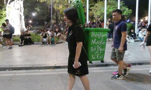 Cô gái bí ẩn cõng thùng rác dạo quanh phố đi bộ Hà Nội
