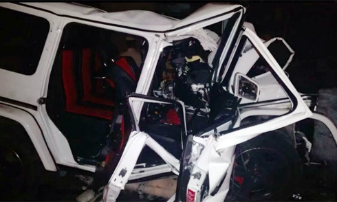 Hai thanh niên tử vong khi xe Mercedes lao vào trụ cầu