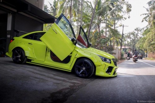 Chevrolet Cruze độ "cửa cánh chim" như Lamborghini