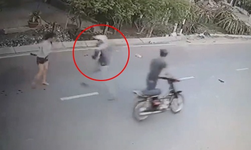 Cô gái tông xe máy khiến hai tên cướp túi xách ngã sấp mặt