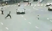 Cảnh sát lao ra cứu bé 2 tuổi nhảy xuống từ xe máy