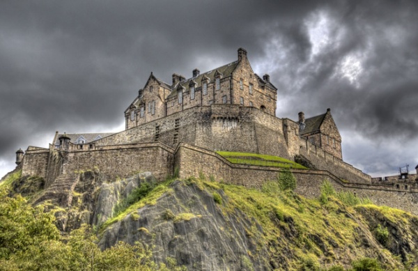 Rùng mình đột nhập lâu đài ma ám đáng sợ nhất Scotland