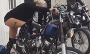 Cô gái khởi động xe Harley theo cách cổ điển nhất