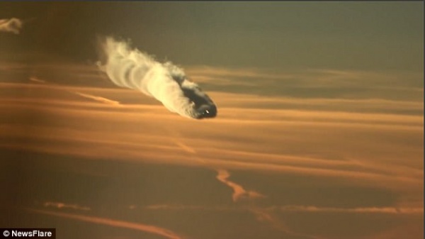 Video: Máy bay "xé" mây kì ảo chưa từng thấy trên trời