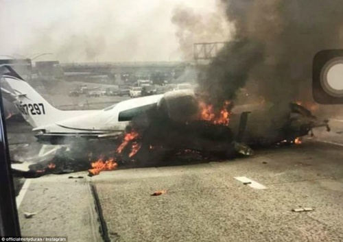 Máy bay Mỹ lao đầu xuống cao tốc bốc cháy dữ dội