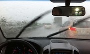 Bạn làm gì khi lái xe dưới trời mưa to?
