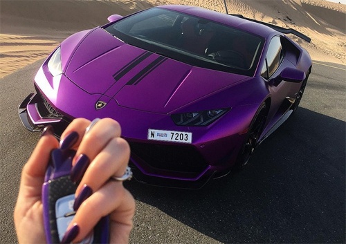 Siêu xe Lamborghini nhuộm tím của quý cô Dubai