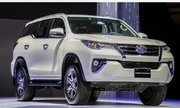 Chọn Fortuner 2.7V 4x2AT 2017 hay Pajero Sport 4x4AT 2017?