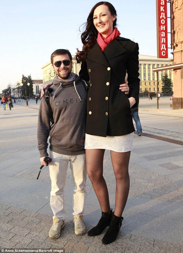 Cô gái "khổng lồ" có đôi chân dài nhất thế giới