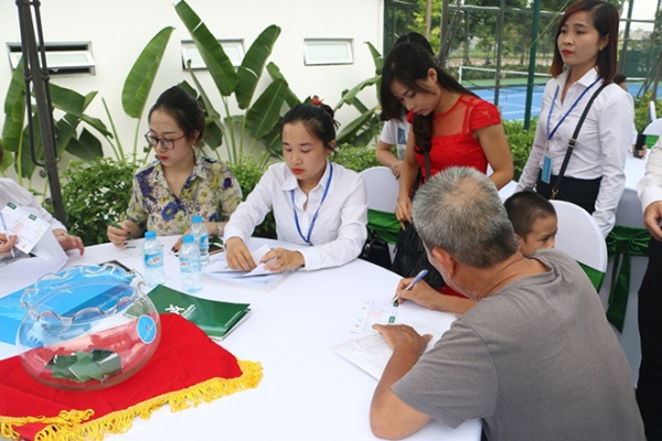 Hàng trăm khách hàng tham dự lễ mở bán và tri ân dự án Việt Hưng Green Park