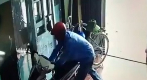 Trộm đột nhập nhà dân bẻ khóa xe máy trong 3 giây