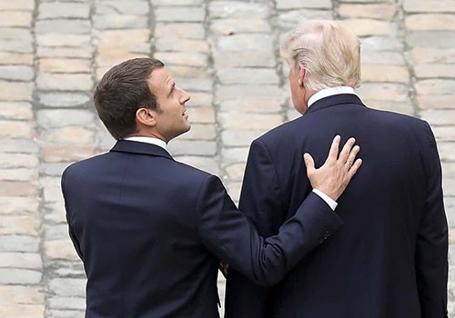 Phá thế bị cô lập, Trump chìa tay bằng hữu với Macron