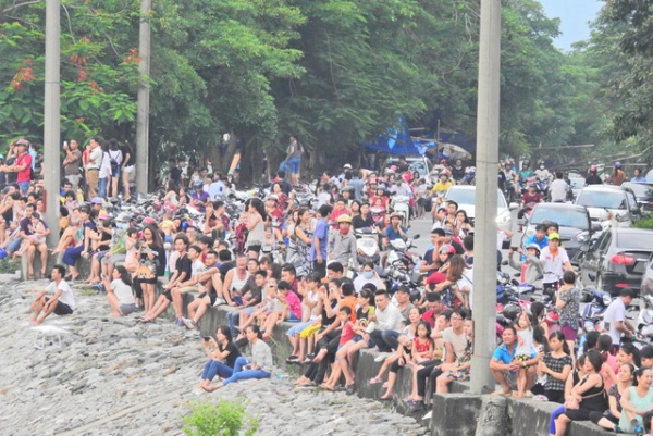 Hàng trăm người đứng bên bờ sông Đà xem đập thủy điện xả lũ