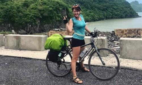 Cô gái Tây mất xe đạp khi vừa tới Sài Gòn
