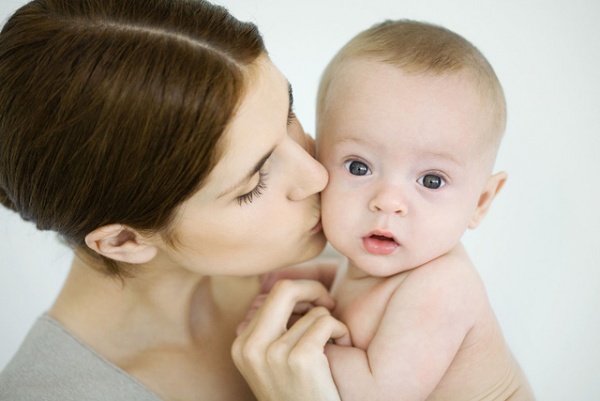 Vì sao nụ hôn của người lớn có thể khiến trẻ sơ sinh tử vong?