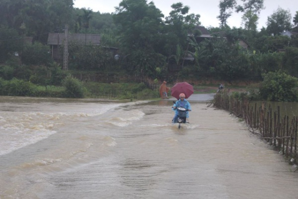 Mưa lớn, công trình thủy lợi vỡ đê quai