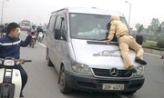 Ôtô tải lấn làn tông xe máy trên đèo Bảo Lộc