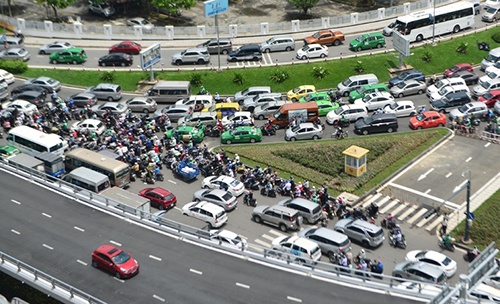 Vì sao cầu vượt Tân Sơn Nhất thông thoáng mà sân bay vẫn kẹt xe?