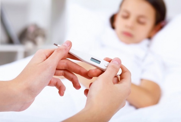 Dấu hiệu trẻ mắc sốt xuất huyết cần đưa ngay đến viện